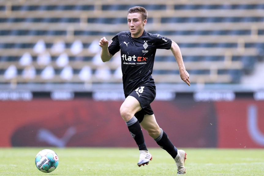 Rocco Reitz im Testspiel gegen Greuther Fürth am Ball.