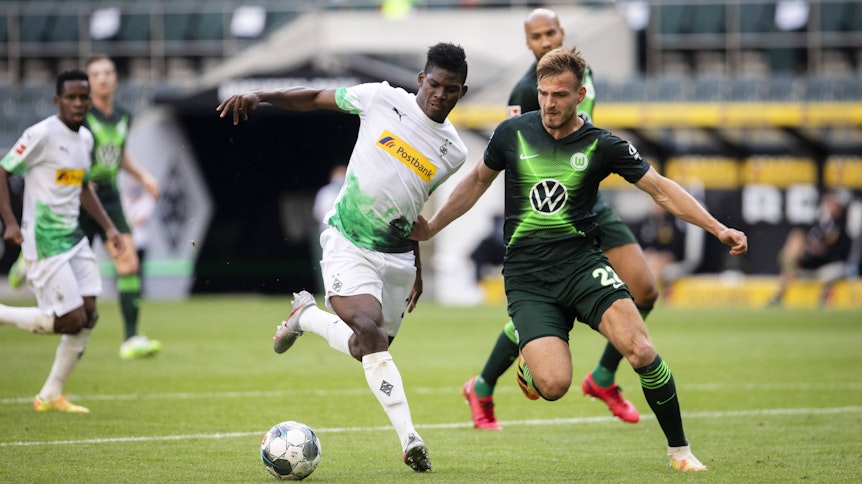 Borussias Breel Embolo im Zweikampf mit Wolfsburgs Marin Pongracic.