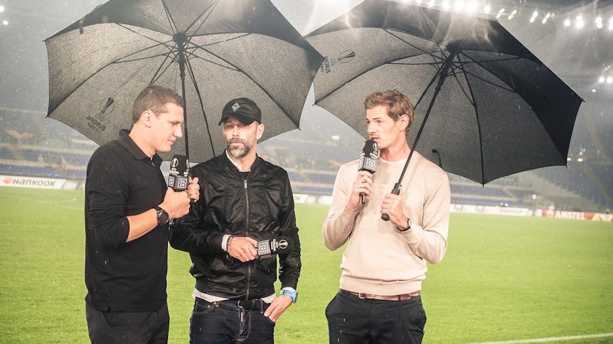 Marco Rose gibt DAZN nach dem Spiel ein Interview im Regen.