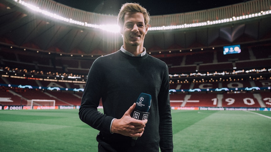 Alexander Schlüter von DAZN im Einsatz am Spielfeldrand.
