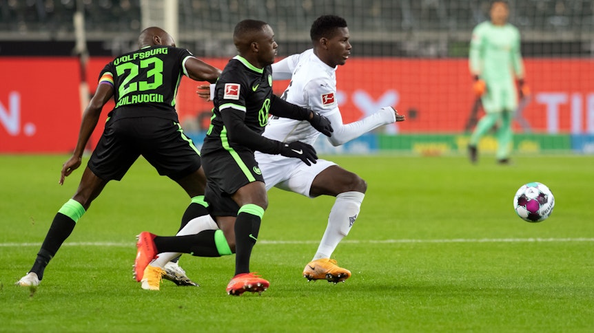 Breel Embolo im Zweikampf mit Jerome Rousillion.