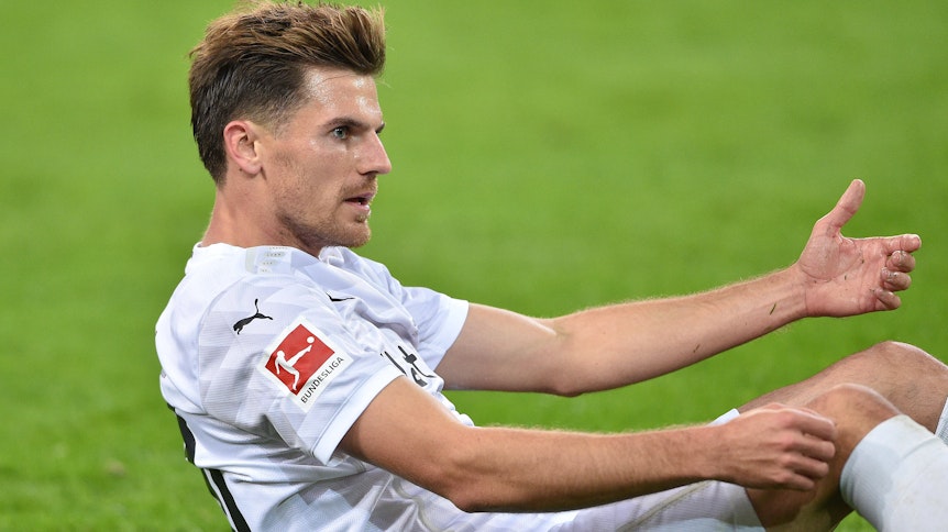 Jonas Hofman diskutiert im Spiel gegen Wolfsburg.