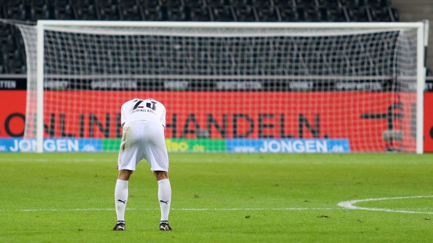 Gladbachs Jonas Hofmann trauert im Borussia-Park dem vergeben Sieg gegen Wolfsburg hinterher.