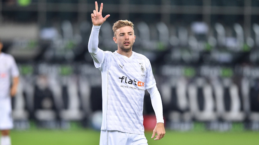 Borussias Christoph Kramer zeigt im Spie gegen Wolfsburg drei Finger nach oben.