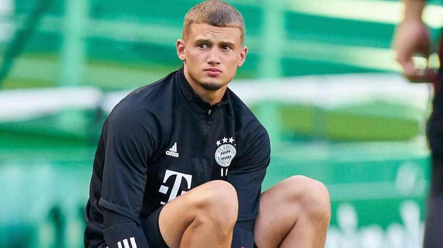 Michaël Cuisance guckt skeptisch am Spielfeldrand.