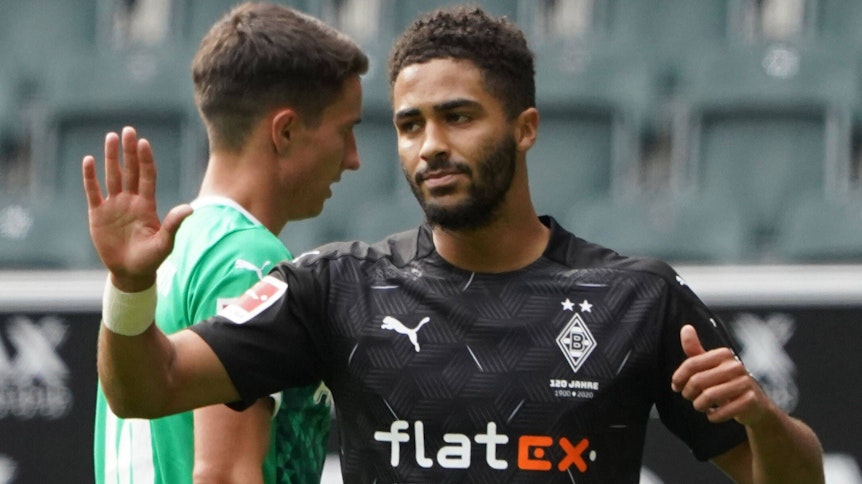 Borussias Keanan Bennetts hebt die Hand zum Abklatschen.