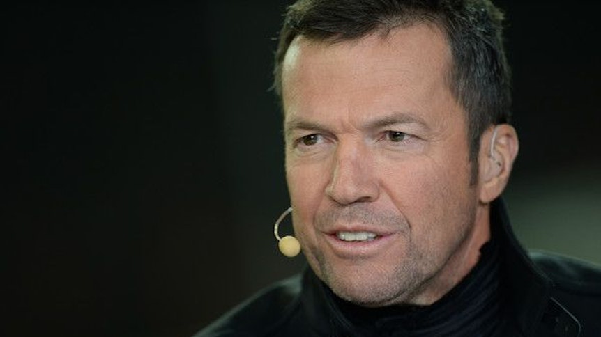 Lothar Matthäus spricht als Kommentator während einer Fußball-Übertragung.