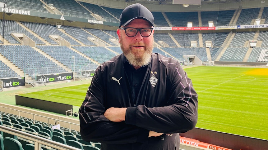 Borussias Fanbeauftragter Thomas „Tower“ Weinmann steht im Borussia-Park und schaut in die Kamera des GladbachLIVE-Fotografen.