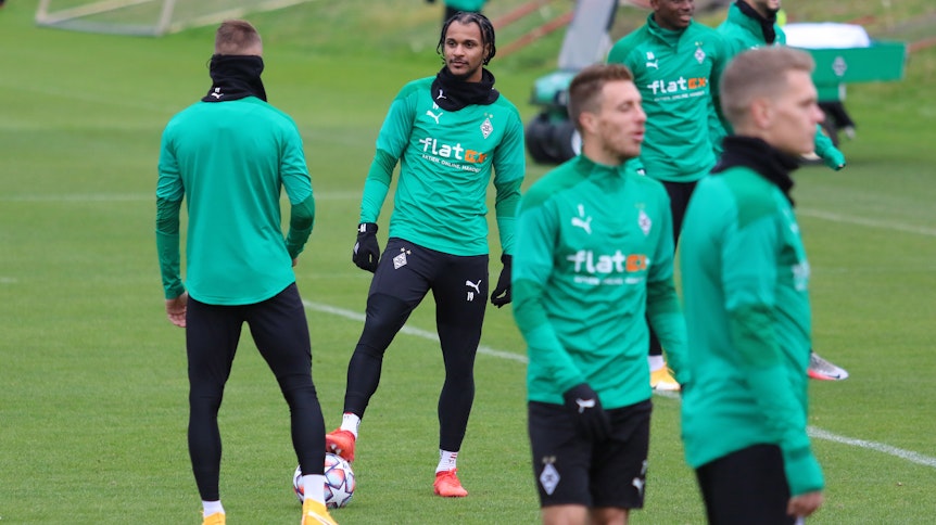 Valentino Lazaro am Ball auf dem Trainingsplatz im Borussia-Park.