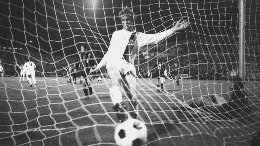 Borussias Rainer Bonhof läuft jubelnd mit dem Ball ins Tor.