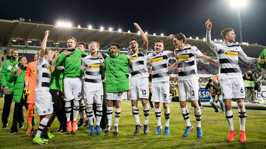 Gladbach feiert nach dem Sieg gegen Florenz im Februar 2017 mit den mitgereisten Fans.