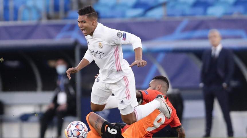Mittelfeld-Star Casemiro wird bei Reals 2:3-Niederlage gegen Schachtar Donezk von den Beinen geholt.