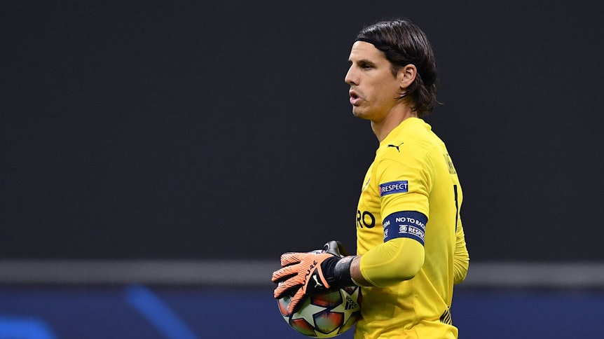 Yann Sommer, Torhüter von Borussia Mönchengladbach, hält den Ball fest.