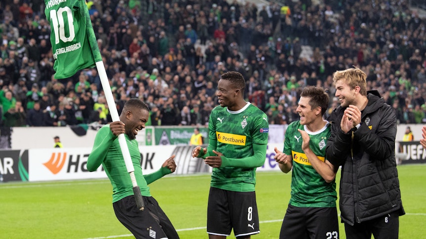 Die Fohlen feiern nach Gladbachs Sieg gegen AS Rom in der Europa League.
