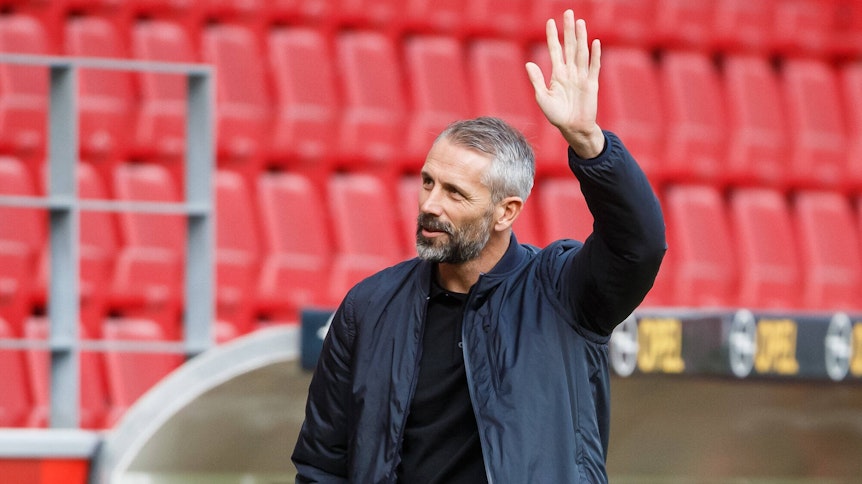 Borussia-Trainer Marco Rose winkt am Spielfeldrand in Mainz.