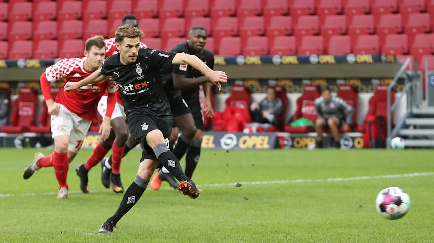 Jonas Hofmann tritt einen Elfmeter für Borussia Mönchengladbach in Mainz.