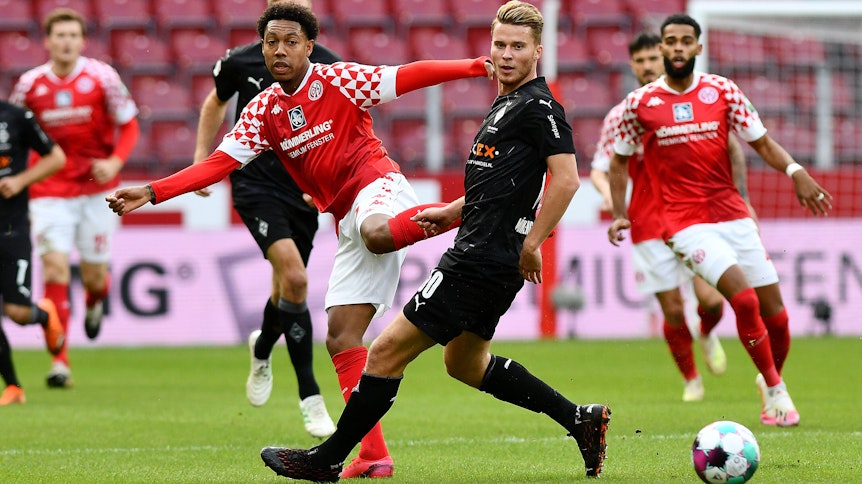 Nico Elvedi von Borussia Mönchengladbach im Zweikampf mit dem Mainzer Boetius.