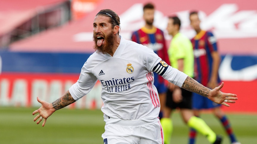 Abwehrspieler Sergio Ramos, Kapitän von Real Madrid, jubelt mit ausgebreiteten Armen über einen Sieg in der spanischen Liga beim Rivalen FC Barcelona.