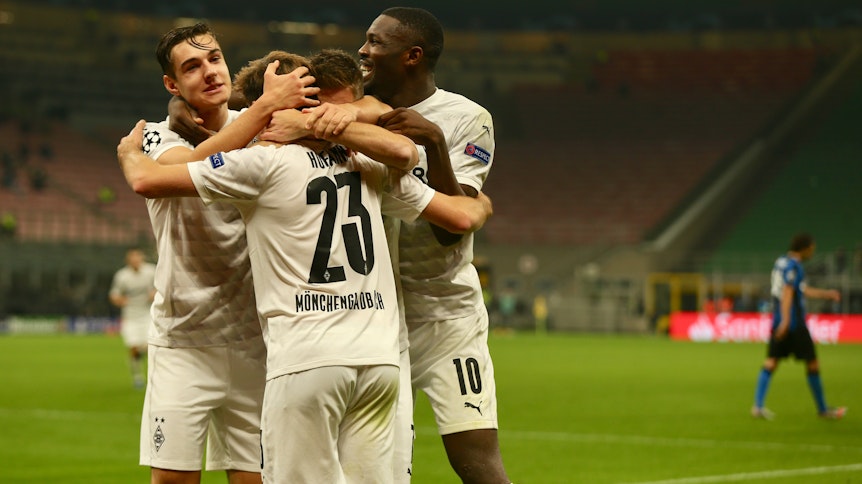 Florian Neuhaus, Jonas Hofmann, Patrick Herrmann und Marcus Thuram (v.l.) jubeln im Mailänder Giuseppe-Meazza-Stadion.