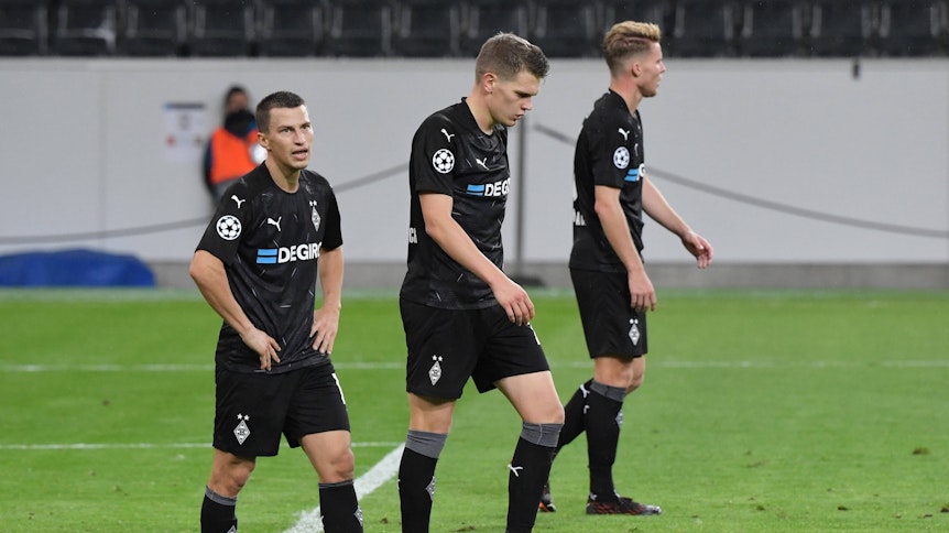 Stefan Lainer (l.), Matthias Ginter (M.) und Nico Elvedi (r.), Spieler der Gladbacher Borussia, zeigen ihre Enttäuschung nach dem Remis in der Champions League gegen Real Madrid.