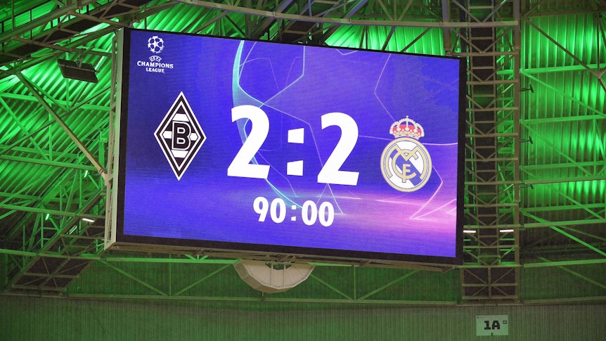 Die Anzeigetafel im Borussia-Park zeigt nach dem Spiel von Borussia Mönchengladbach gegen Real Madrid den Endstand an.