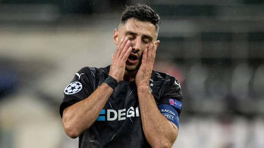 Lars Stindl, Kapitän der Gladbacher Borussia, fasst sich nach dem 2:2 in der Champions League gegen Real Madrid mit beiden Händen ins das Gesicht.