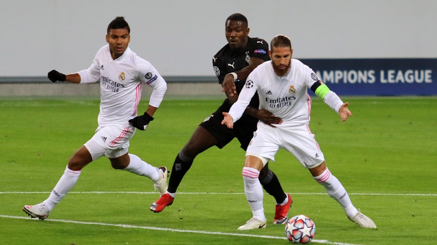 Borussias Marcus Thuram (Mitte) im Zweikampf mit Real Madrids Sergio Ramos (rechts). Im Hintergrund Real Madrids Casemiro.