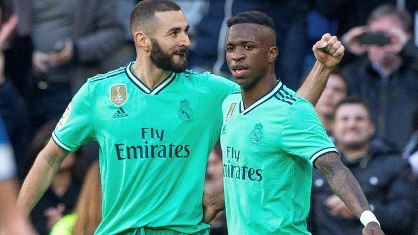 Reals Karim Benzema (links) und Teamkollege Vinicius beim Spiel gegen Espanyol Barcelona.