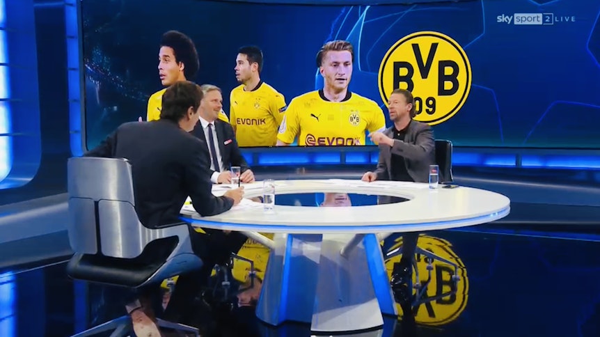 Sky-Moderator Sebastian Hellmann (mit dem Rücken zur Kamera), Ex-Nationalspieler Dietmar Hamann (Mitte) und Europameister Steffen Freund (r.) diskutierten am Mittwochabend live über das Trainer-Thema bei Fußball-Bundesligist Borussia Dortmund.
