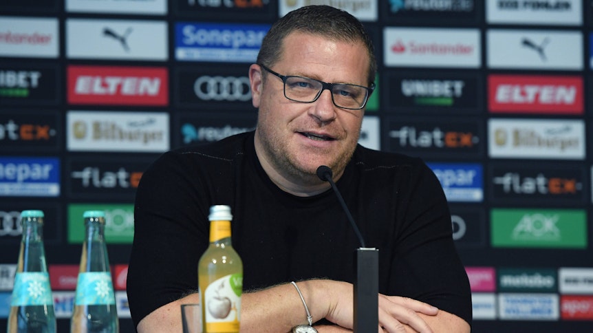 Max Eberl, Manager von Fußball-Bundesligist Borussia Mönchengladbach, spricht während einer Pressekonferenz.