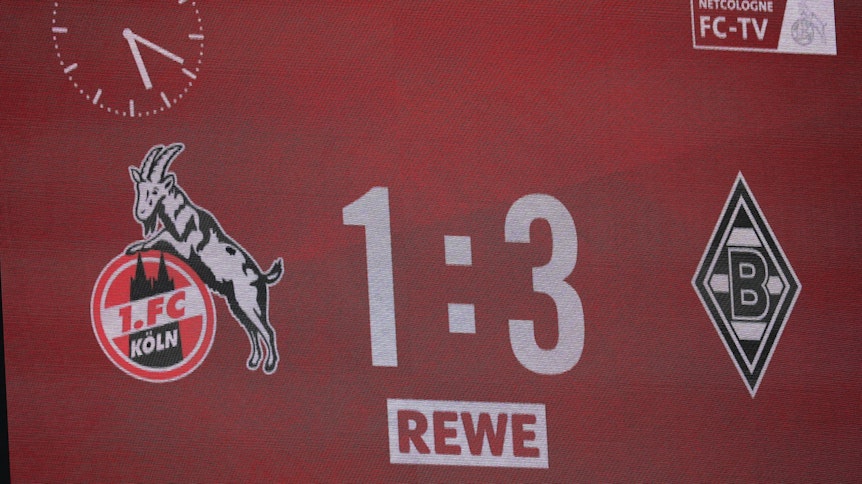 Die Anzeigetafel im Kölner Stadion nach dem Gladbacher Sieg.