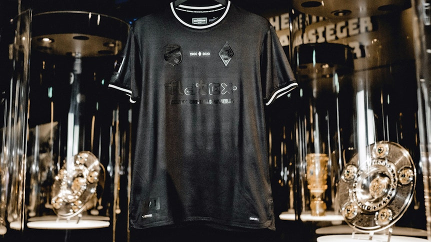 Borussia Mönchengladbach bietet ab Samstag den Fans ein neues Sondertrikot an. Dieses ist schwarz und kostet 120 Euro.