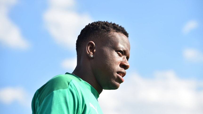 Fußball-Profi Denis Zakaria von Borussia Mönchengladbach blickt in die Ferne.