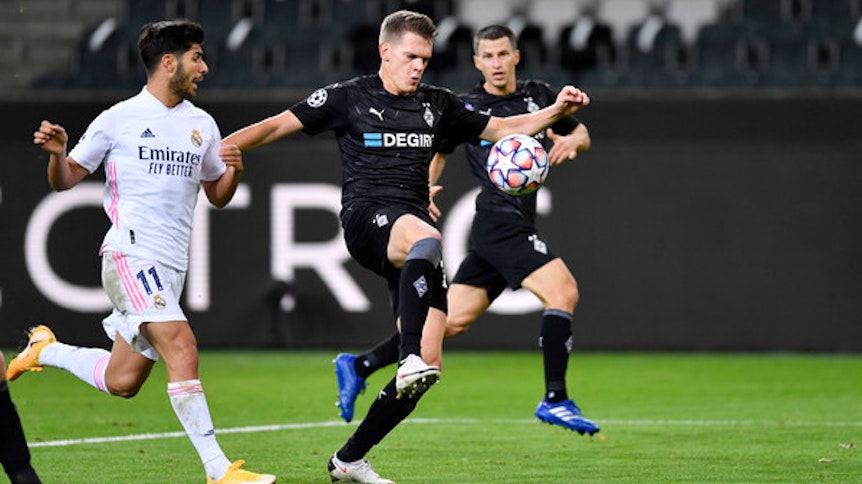 Borussias Abwehrchef Matthias Ginter (r.) kämpft mit Marco Asensio (l.) von Real Madrid im Champions-League-Duell am vergangenen Mittwoch um den Ball.