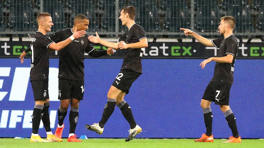 Hannes Wolf, Alassane Plea, Florian Neuhaus und Patrick Herrmann (von l.n.r.) bejubeln den Siegtreffer für Borussia gegen Leipzig.