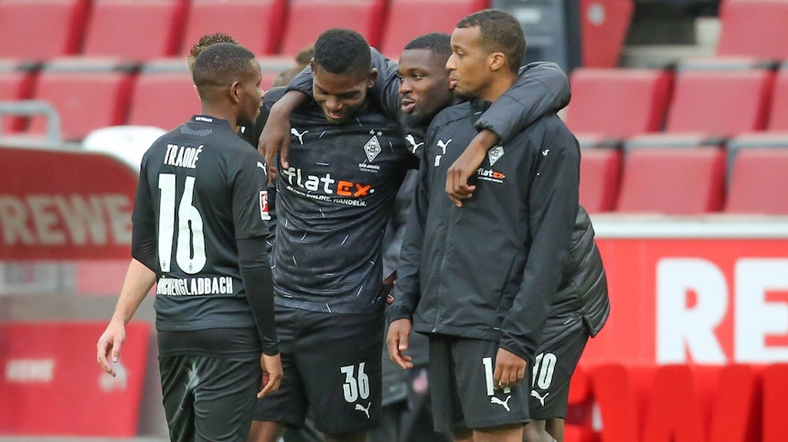 Gladbacher Spieler umarmen sich nach dem Bundesliga-Sieg in Köln.