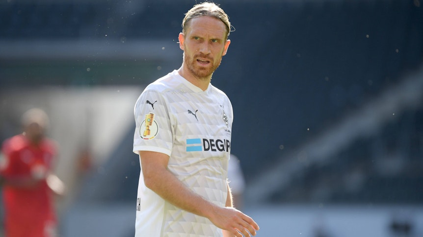Michael Lang guckt böse während des DFB-Pokal-Spiels gegen den FC Oberneuland.