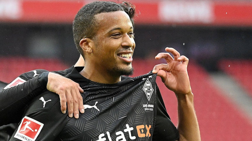 Borussias Alassane Plea bejubelt seinen Treffer zum 1:0 in Köln.