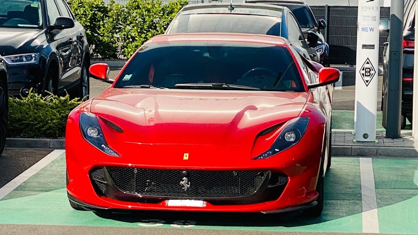 Der Ferrari "Superfast" von Borussias Top-Stürmer Alassane Plea auf dem Parkplatz im Borussia-Park.