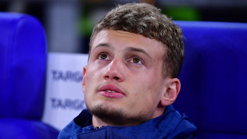 Michaël Cuisance guckt skeptisch am Spielfeldrand.