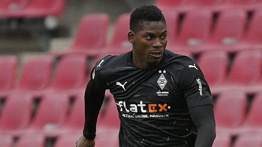 Breel Embolo im Borussia Trikot im Derby in Nahaufnahme.