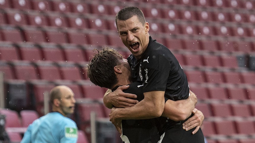 Jonas Hofmann (l.) und Stefan Lainer (r.) feiern den zweiten Treffer im Derby gegen Köln.