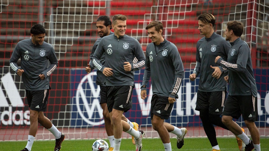 Gladbachs Nationalspieler Matthias Ginter (3.v.l.), Florian Neuhaus (3.v.r.) und Jonas Hofmann (r.) trainieren in Köln.
