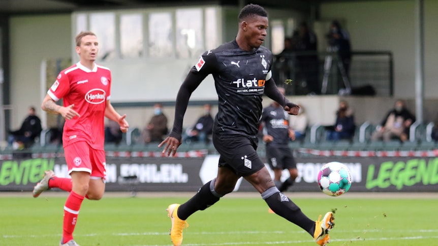 Borssias Breel Embolo am Ball im Testspiel gegen Fortuna Düsseldorf.