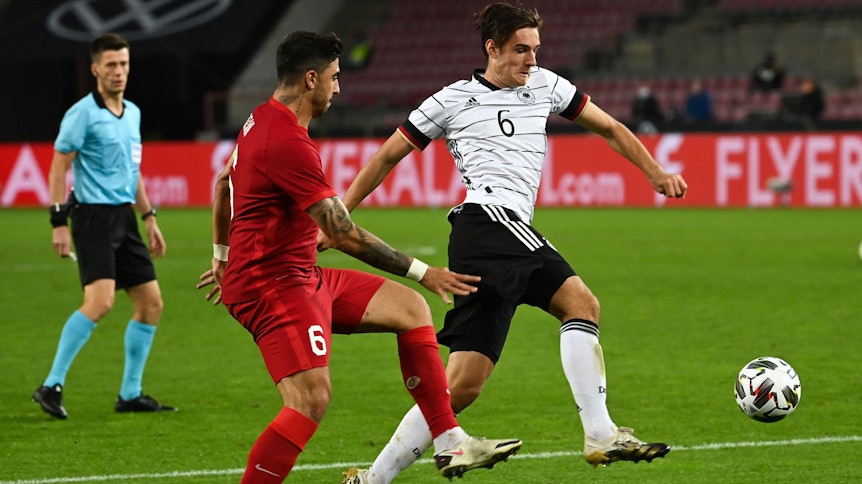 Nationalspieler Florian Neuhaus, im weißen Trikot, schießt im Länderspiel gegen die Türkei den Ball auf das gegnerische Tor.