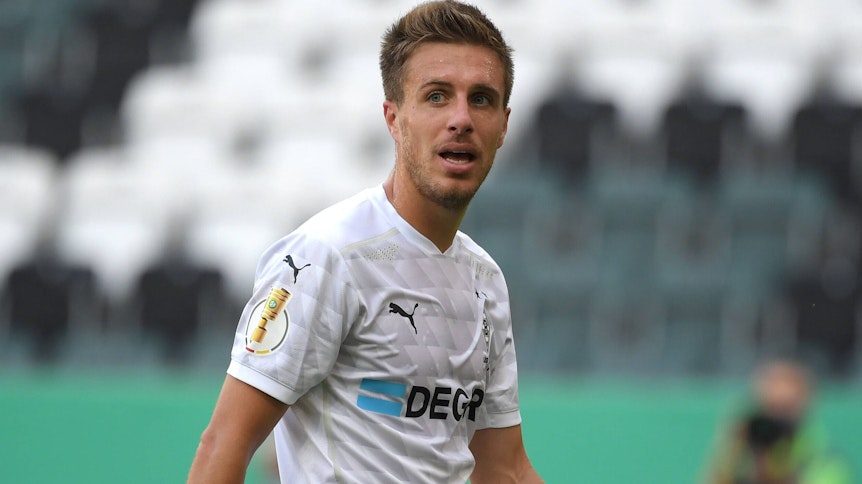 Patrick Herrmann guckt beim Pokalspiel in die Kamera.