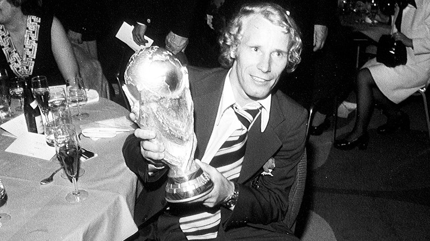 Berti Vogts zeigt 1974 bei einer Feier den gewonnenen WM-Pokal.