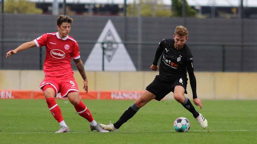 Fortunas Dawid Kownacki und Borussias Christoph Kramer beim Zweikampf.