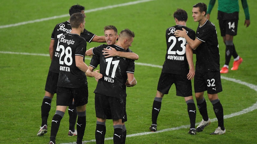 Borussias Spieler freuen sich über den Sieg gegen Spitzenreiter Leipzig.