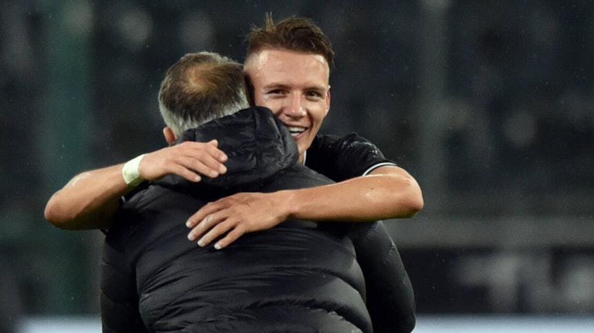 Trainer Marco Rose (l.) und Hannes Wolf (r.) umarmen sich nach dem Sieg gegen Leipzig.